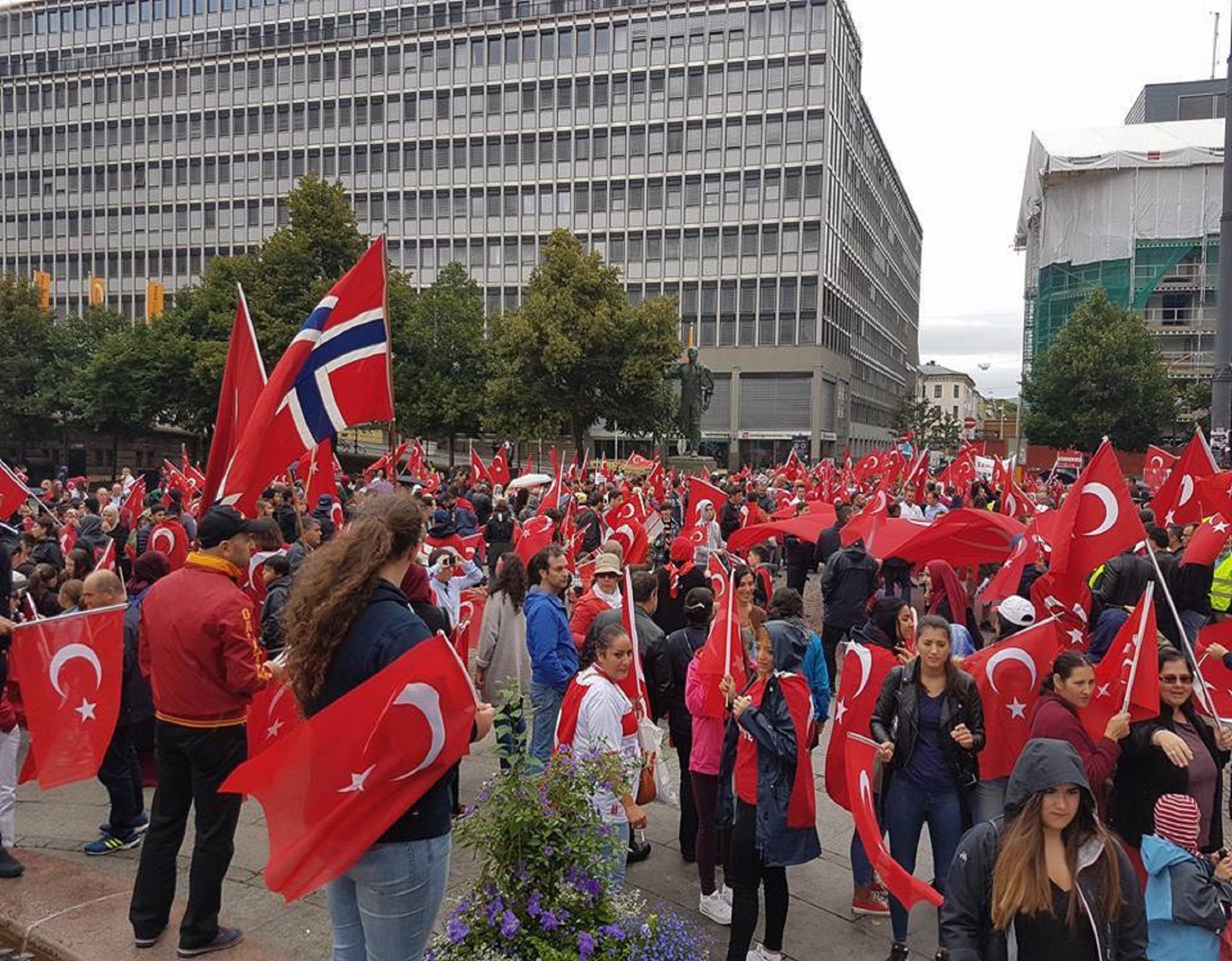 Norveç’te bayrak ve demokrasi yürüyüşü